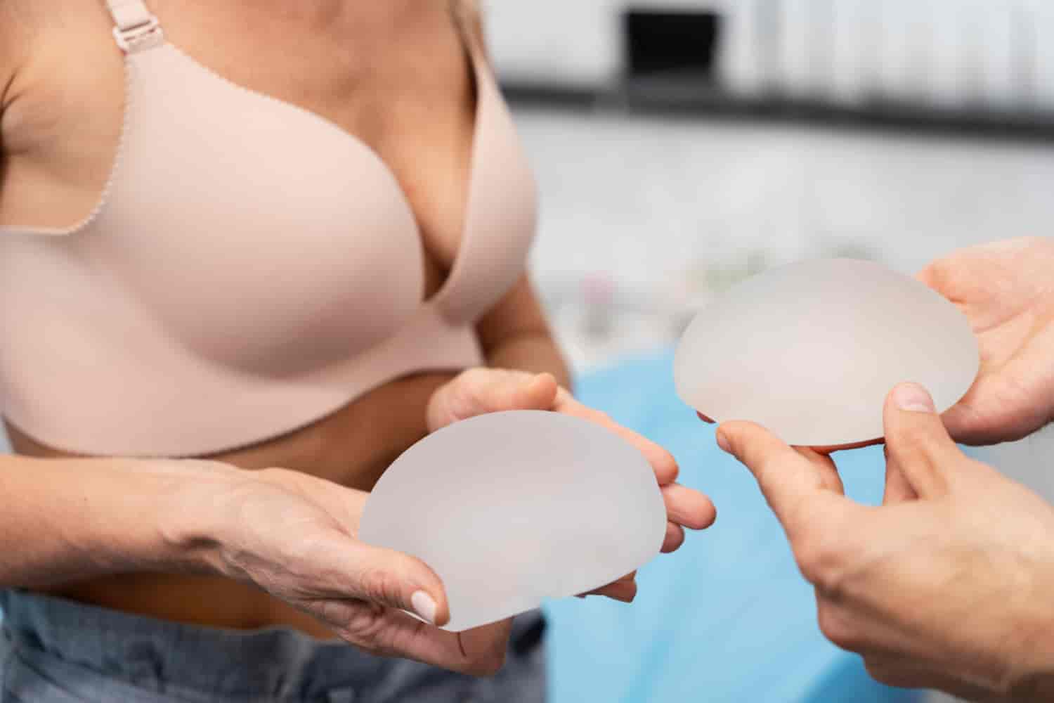 Mellnagyobbítás implantátummal